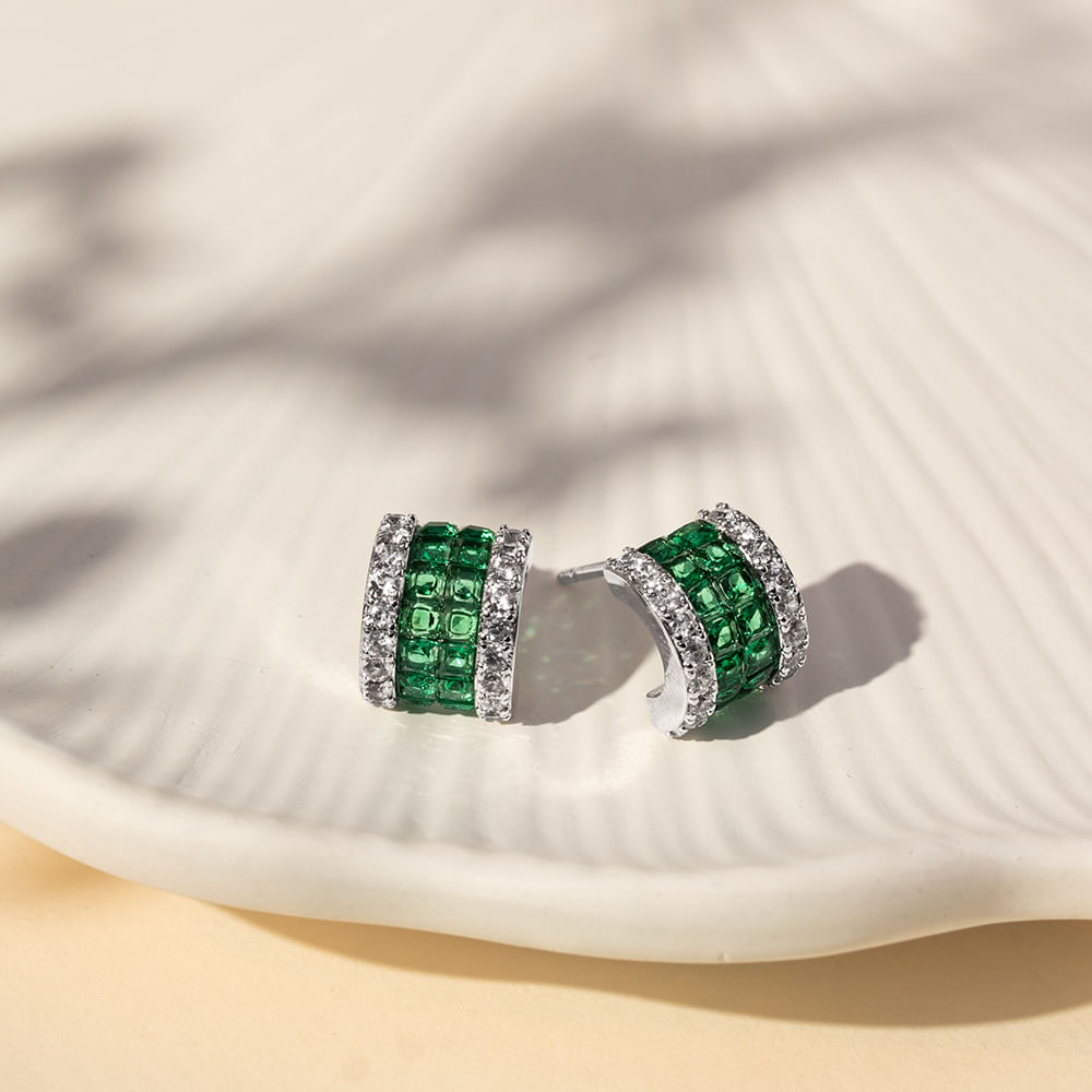 Brinco Cravação Invisível Curvado com Zircônias Esmeralda e Zircônias Brancas - Banho de Ródio Branco