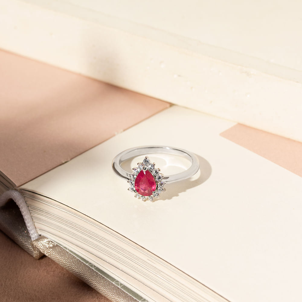 Anel Gota Rubi Natural 5x7mm Aprox. 0,9 ct com Moissanites Melee de 1,5mm - D VVS1 - Prata 925