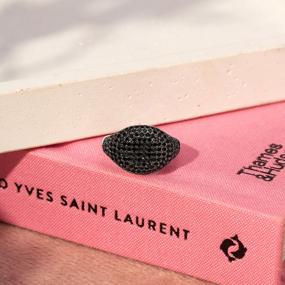 Anel Dedinho Cravejado com Zircônias Negras - Banho de Ródio Branco